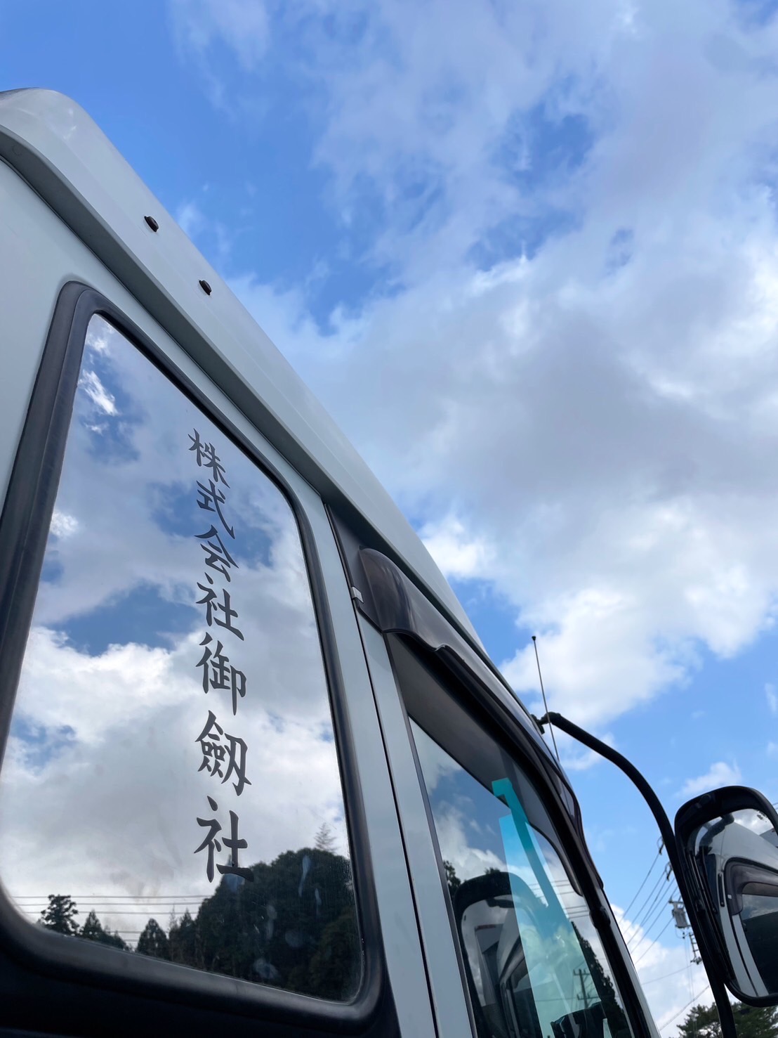 トラック窓面の社名ステッカー