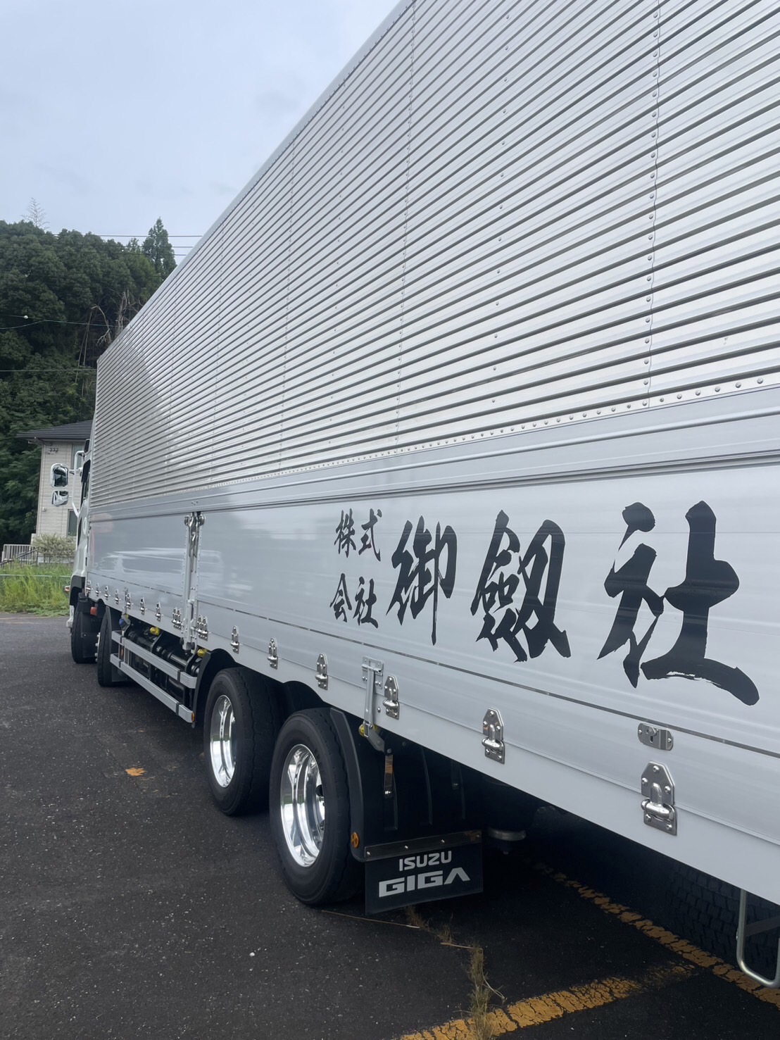 大型トラックの社名ステッカー完成例